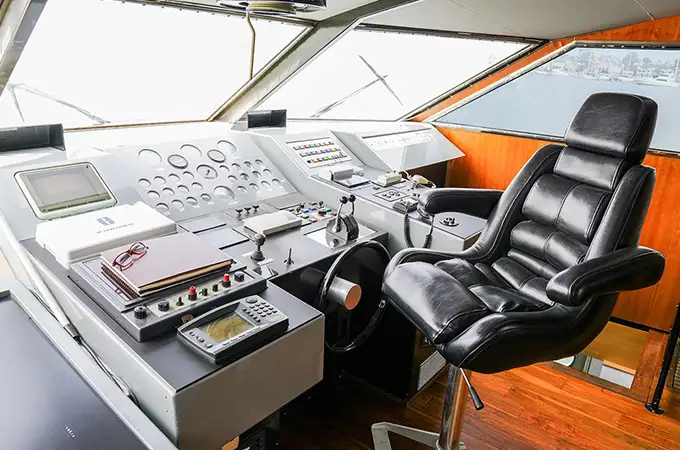 Captain chair yacht controls