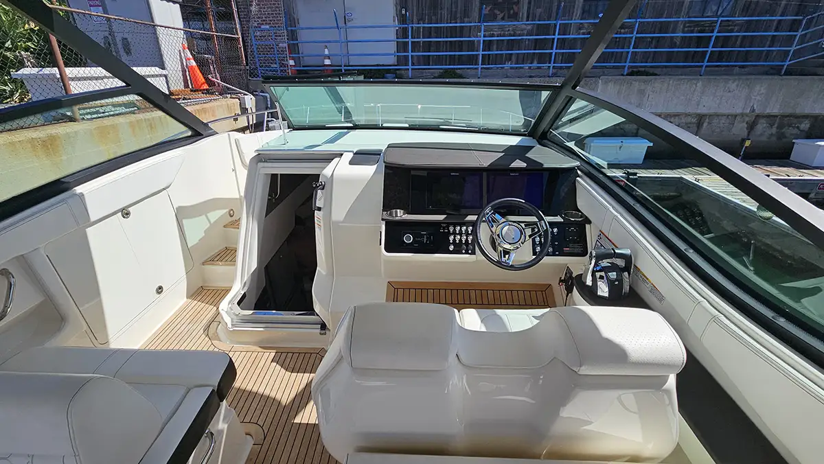 Sea Ray helm with dual navigation displays, steering wheel and captain seating